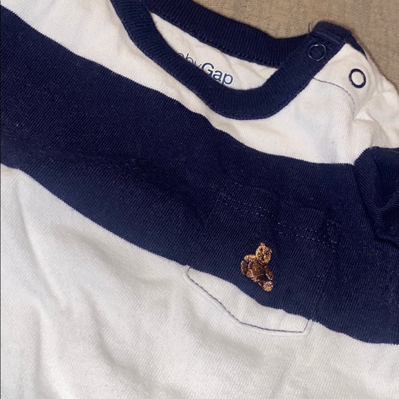 Baby Gap onesie - Picture 2 of 3